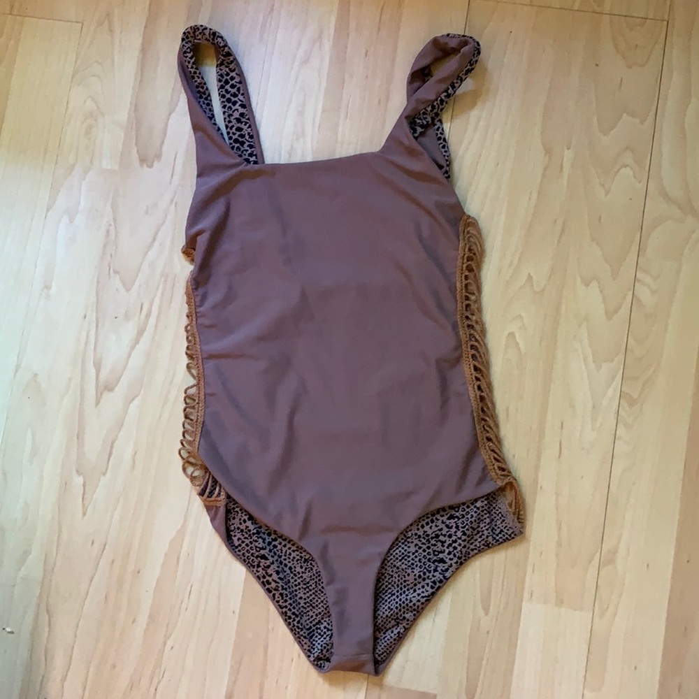 Acacia one piece